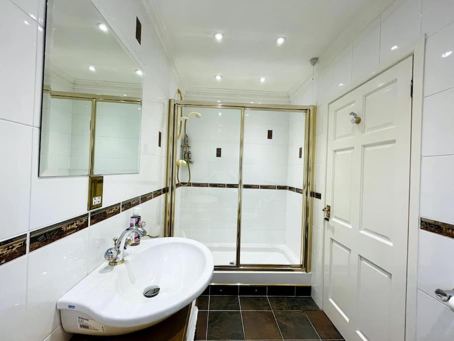 Karinya Suite Llanvaches 外观 照片